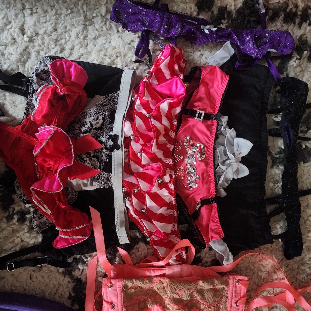 3 hiphuggers, 2thongs, 3 garters,lightly worn